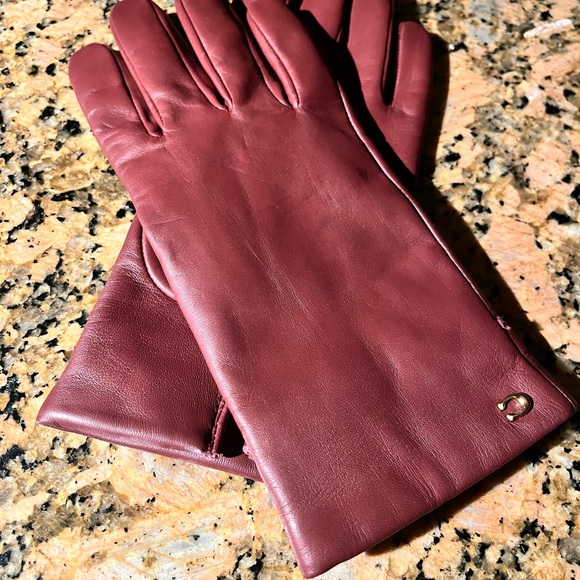 COACH | Sculpted Signature Leather Tech Gloves - Picture 3 of 4
